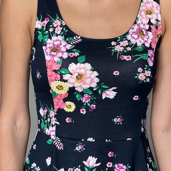 Floral mini skater dress with a deep back in size US 8 (size S). Brand new. - Picture 4 of 4